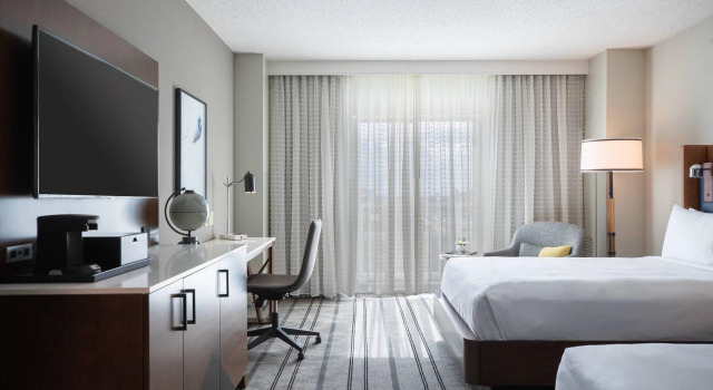Четырёхместный номер Standard Renaissance Dallas Richardson Hotel