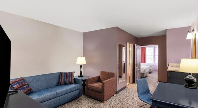 Четырёхместный люкс Garner Hotel Gillette South by IHG