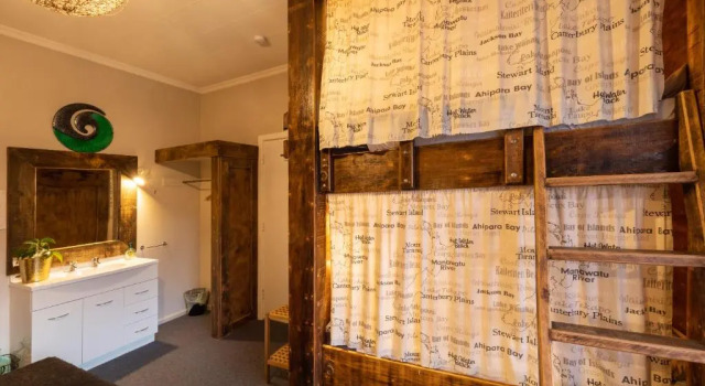 Кровать в общем номере Oamaru Backpackers