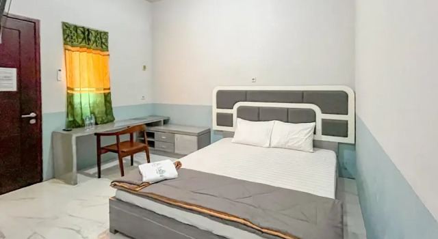 Kusuma Guest House Jombang RedPartner near Station Jombang, Book Pension Hoteller i Jombang med parkering, Parkering