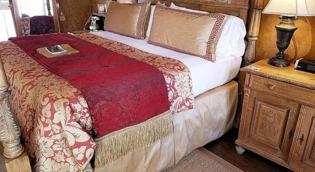 Suite The Ballastone