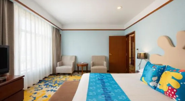 Люкс Discoveryland Hotel