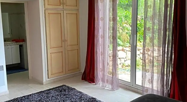 Chambre spacieuse independante dans villa plus parking privee