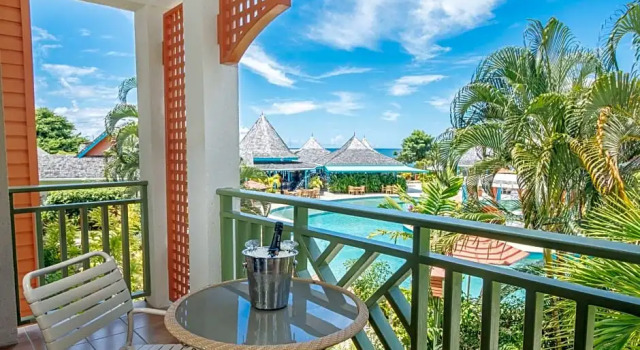 Номер Deluxe с видом на бассейн Bay Gardens Beach Resort and Spa