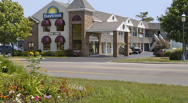 Четырёхместный номер Standard Days Inn by Wyndham Mackinaw City - Lakeview