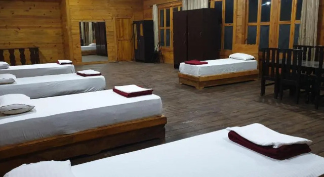 Кровать в общем номере Brushwood Villa- Cottages