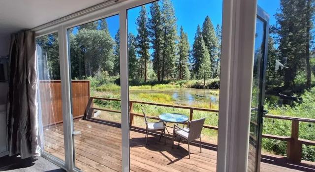 Двухместный номер Standard с видом на залив Crater Lake Resort