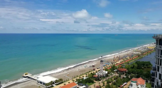 Апартаменты Sea to sky beachfront studio apartment with stunning sea views in Batumi