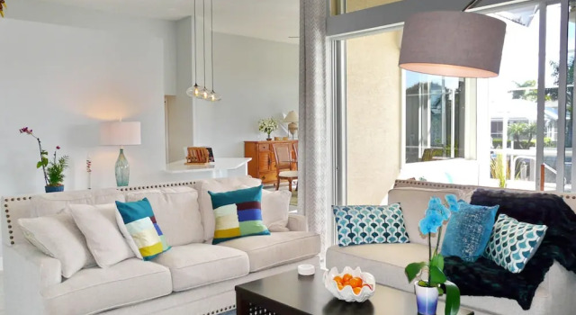 Коттедж Stylish Waterfront Home With Pool and Private Dock