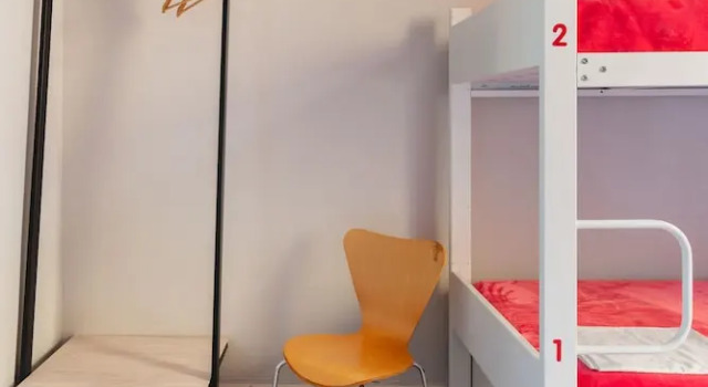 Кровать в общем номере Red Nest Hostel