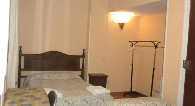 Hostal San Martin, Забронировать Отель Отели Мадрида с парковкой, рядом с Театр Монументал, Парковка