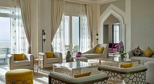 Люкс Royal South Hilton Salwa Beach Resort and Villas