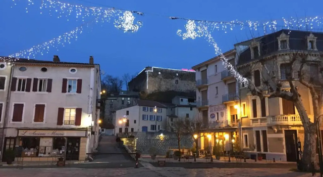 Entre l'église et la place, Buchen Sie Hotel Quillan 