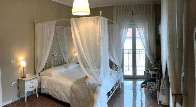 Трёхместный люкс с балконом B&B Baronia Luxury Rooms