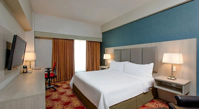 Двухместный номер Deluxe Holiday Inn Convention Center by IHG