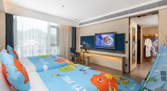 Семейный тент с красивым видом из окна Kyriad Marvelous Hotel 3.0 Yichun Tonggu Yuejingcheng Community