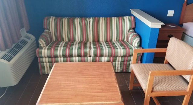 Четырёхместный номер Deluxe Scottish Inn & Suites