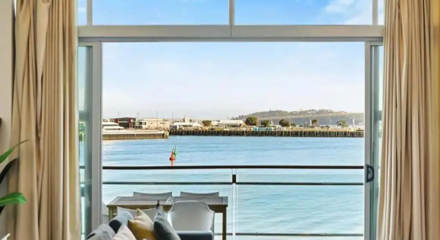 Апартаменты Relaxing Sea Wharf View Apartment by Zodiak Stays