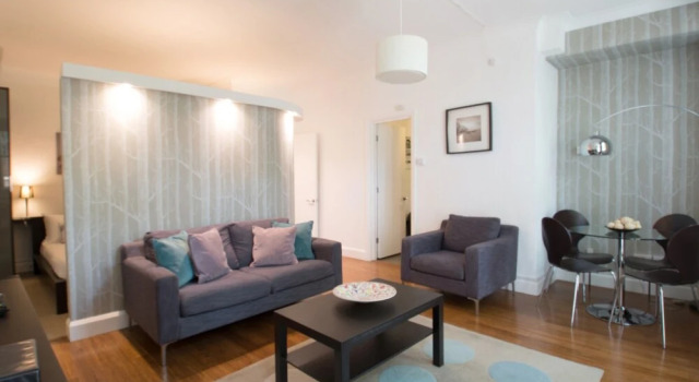 1 Bedroom Flat In Vibrant Earls Court