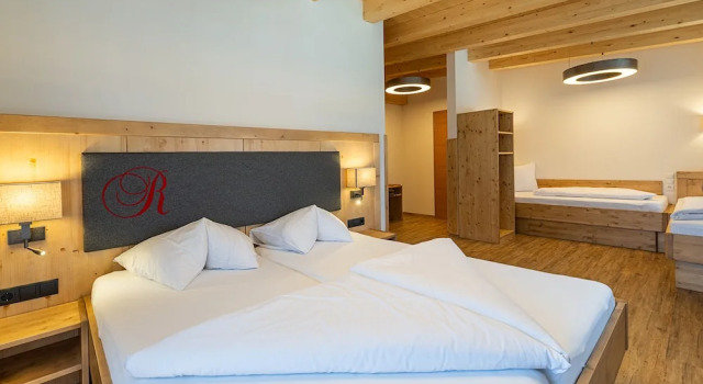 Четырёхместный семейный номер Standard с балконом Hotel Garni Romantik