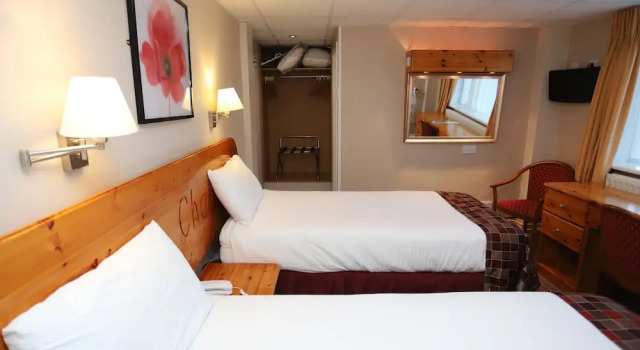 Четырёхместный номер Standard King Charles Hotel