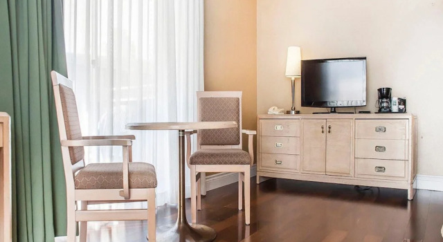 Четырёхместный номер Standard с балконом Quality Hotel Fallsview Cascade