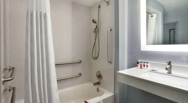 Четырёхместный номер Standard Quality Inn Shawnee North I-40