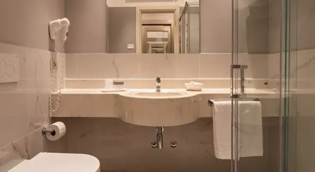Трёхместный номер Standard с балконом Hotel Negresco