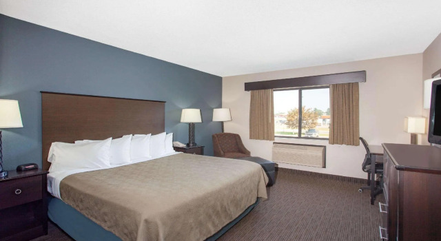 Двухместный номер Standard AmericInn by Wyndham North Branch