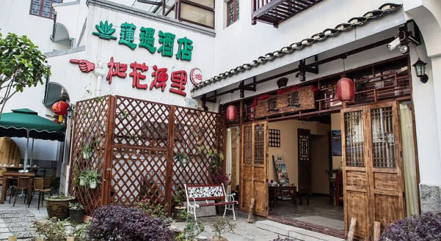 Кровать в общем номере Guilin Lotus Hotel