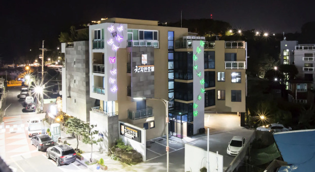 Cheonjiyeon Hotel, Забронировать Отель Отели Согвипхо с парковкой, рядом с Реабилитационная клиника «Зоунс» в Чеджу, Парковка