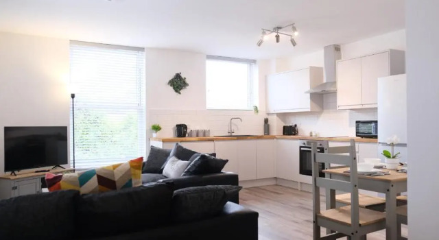 Unique FAMILY&Contractors Apartment with Private Parking + Central Bedford, Забронировать Апартаменты/квартира Отели Бедфорд с парковкой, рядом с Больница Бедфорда в Саут-Винг, Парковка