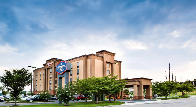Кровать в общем номере Hampton Inn Harrisonburg South
