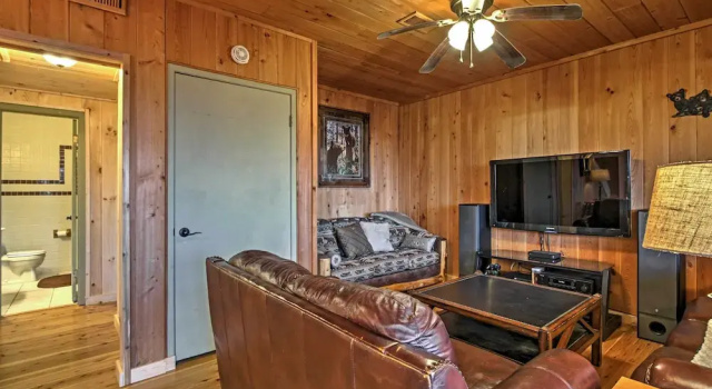 Коттедж Hot Tub & Mtn Views: Scenic Cabin in Gatlinburg!