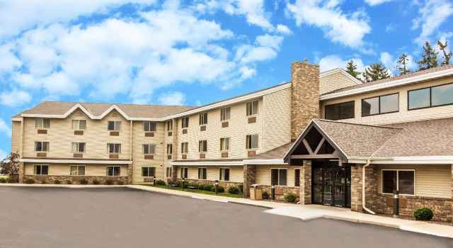 Двухместный люкс AmericInn by Wyndham Sheboygan