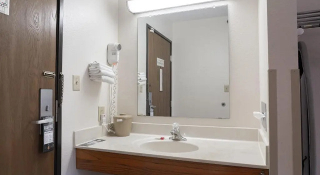 Номер Standard Super 8 by Wyndham Elgin