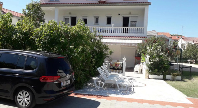 Ap T 1- 8 Pers in Rab, Prenota Appartamento Hotel a Isole Quarnerine con parcheggio, Parcheggio