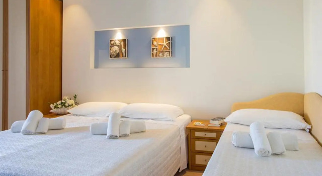 Четырёхместный номер Standard с балконом Hotel Pacific