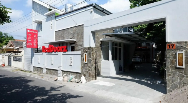 RedDoorz near Solo Square 3