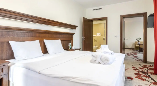 Crocus Hotel, Buchen Sie Hotel Hotels in Heiligkreuz mit Pool, Schwimmbad
