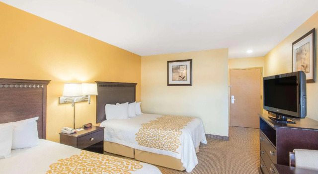 Четырёхместный номер Standard Days Inn Colchester/Burlington