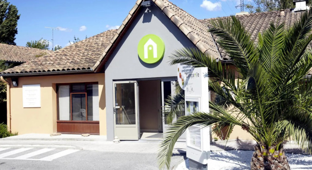 Кровать в общем номере Kyriad Direct Marseille Est La Valentine