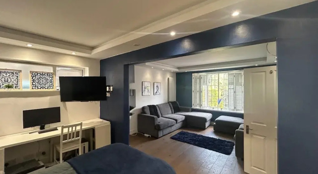 SUPERB SNUG studio sleeps 2 south london, Забронировать Гостевой дом Отели Большого Лондона с парковкой, Парковка