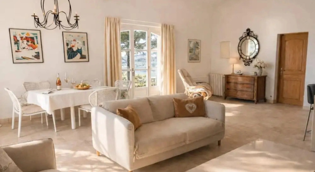 Sunny Holiday Home in Provence With Pool, Book Feriehus Hoteller i Seguret med parkering, Parkering