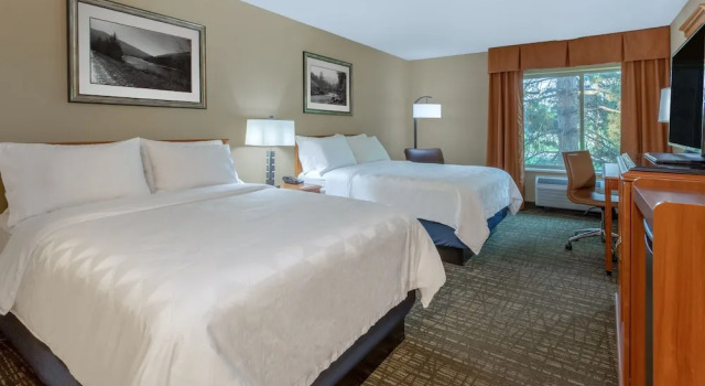 Четырёхместный номер Standard с видом на парк Holiday Inn Missoula Downtown by IHG