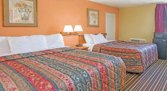 Четырёхместный номер Standard Days Inn by Wyndham Henrietta/Rochester Area