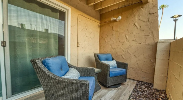 2BR Sleeps 6 Pool BBQ Gym Hot Tub & Bar Hopping!, Забронировать Апартаменты/квартира Отели Скотсдейл с парковкой, Парковка