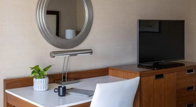 Четырёхместный номер Standard с балконом и с видом на внутренний двор Crowne Plaza Phoenix - Chandler Golf Resort by IHG