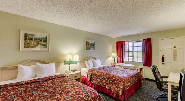 Четырёхместный номер Standard Econo Lodge Falfurrias Hwy 281