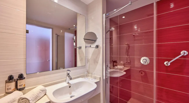 Standard Doppel Zimmer mit Balkon und mit eingeschränktem Meerblick Universal Hotel Perla